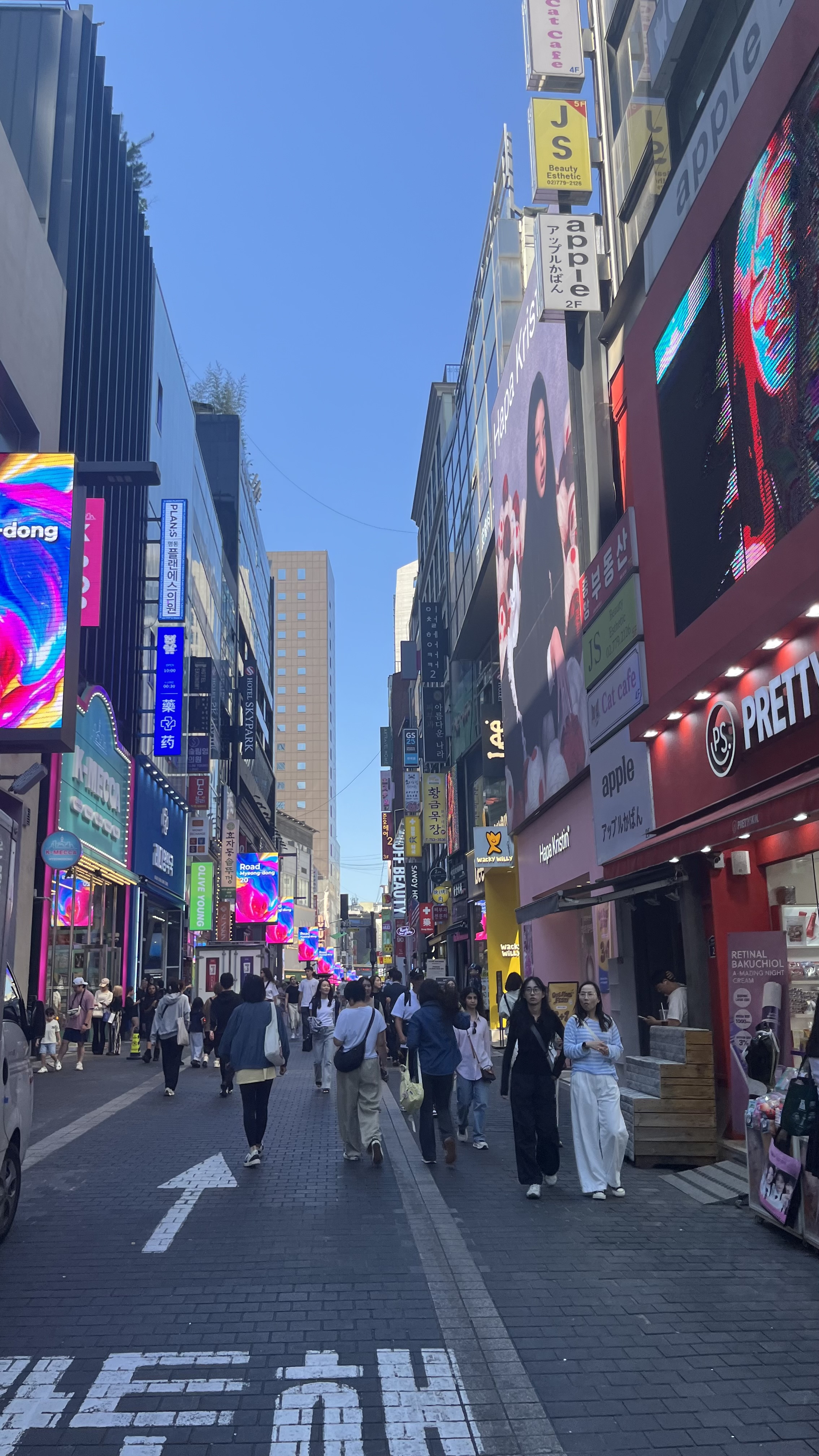 Myeongdong street view Seoul (5/8)