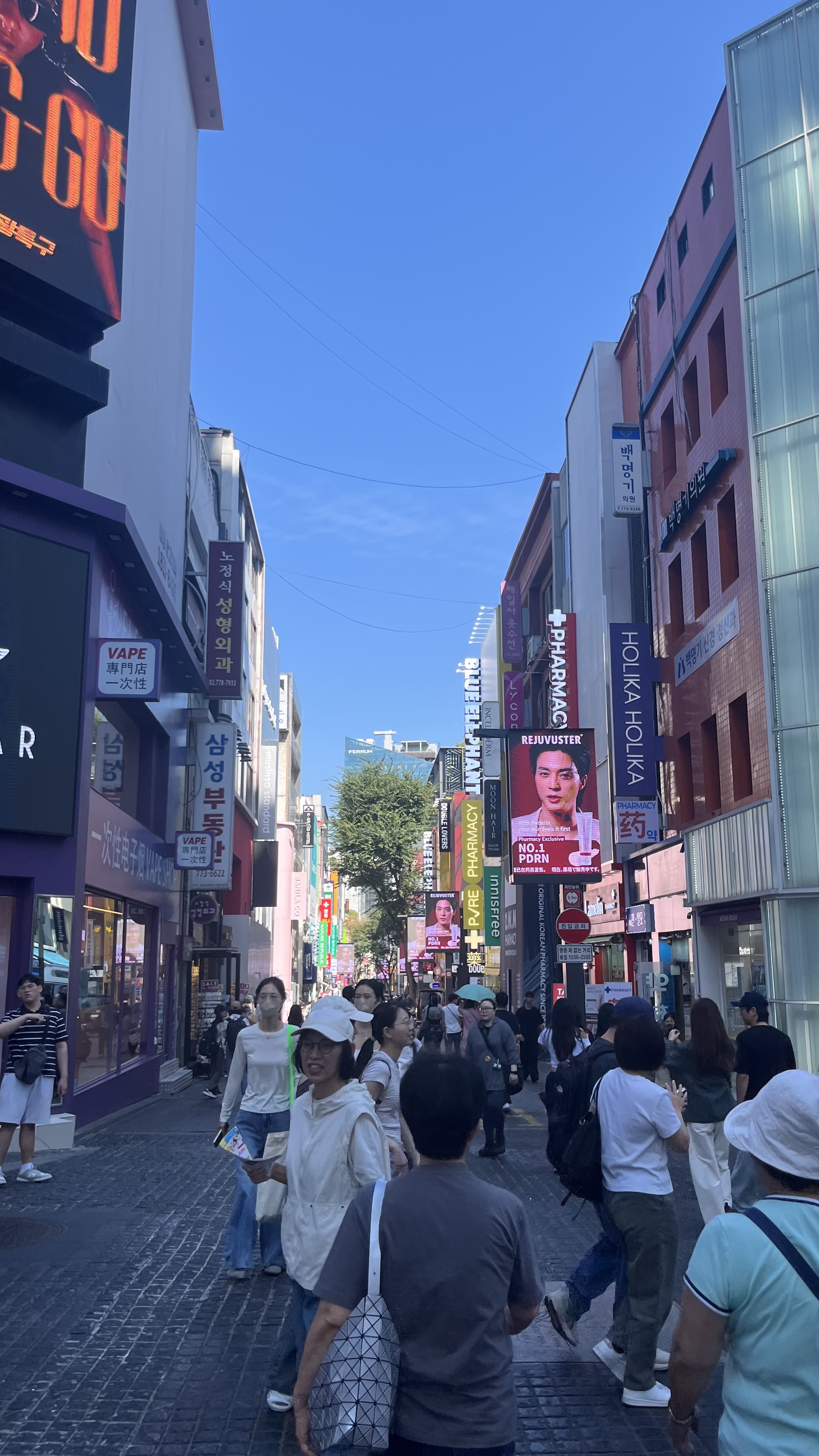 Myeongdong street view Seoul (4/8)