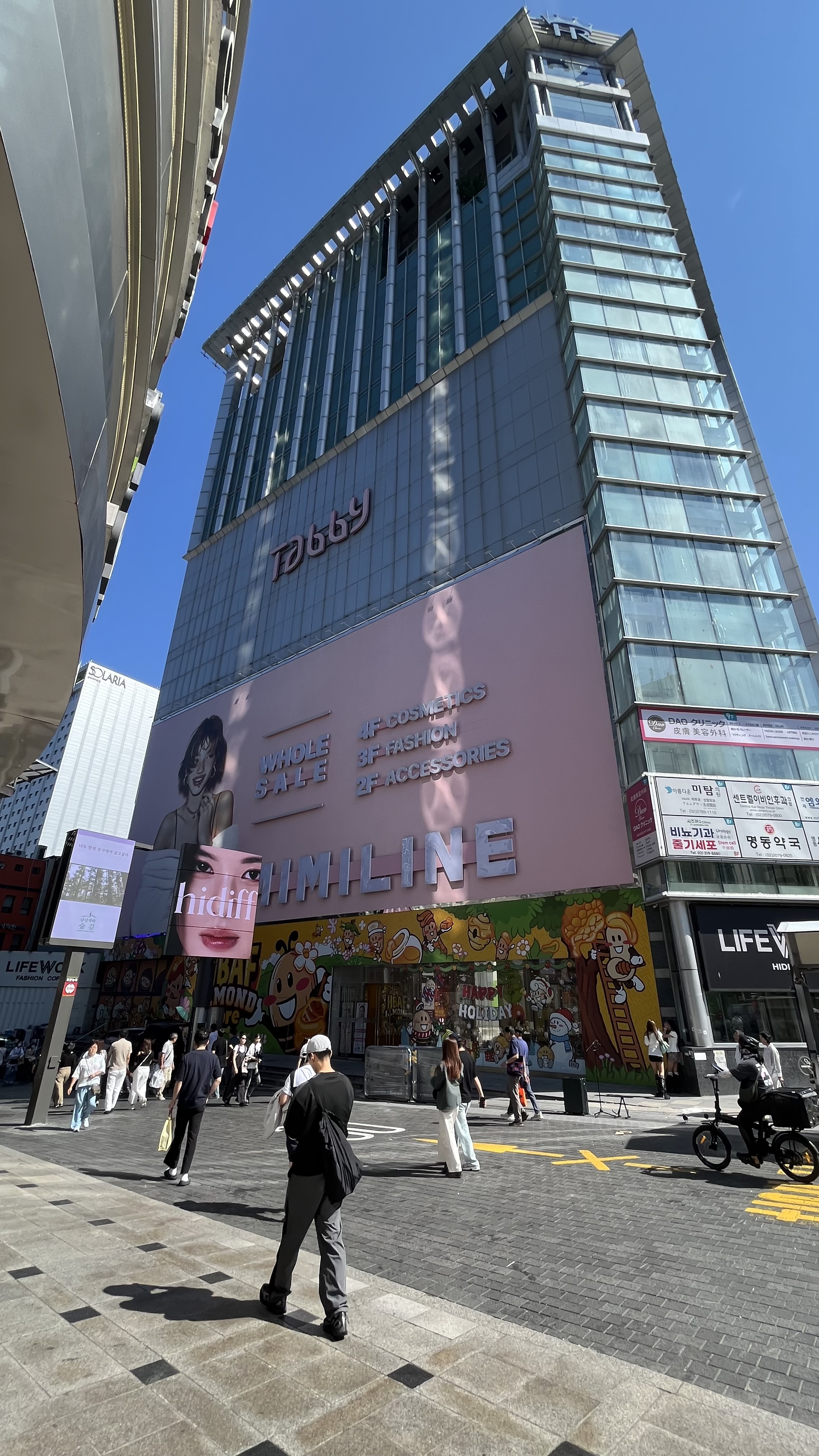 Myeongdong street view Seoul (2/8)